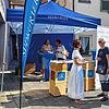 SÜDKURIER-Sommerredaktion in der Hauptstraße: Redakteurin Stefanie Noßwitz (von links) im Gespräch mit Antje Behrendt. ...