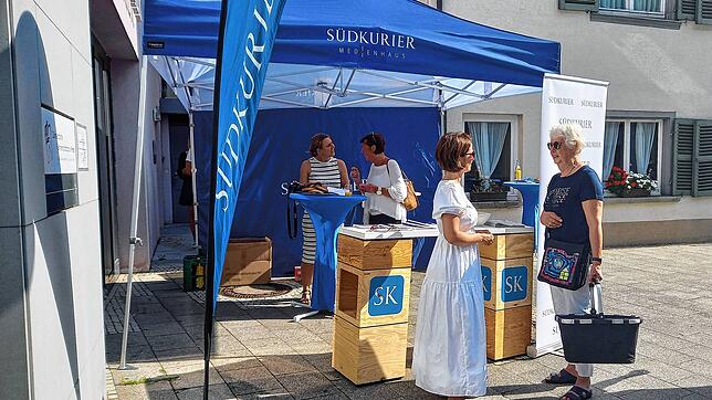 SÜDKURIER-Sommerredaktion in der Hauptstraße: Redakteurin Stefanie Noßwitz (von links) im Gespräch mit Antje Behrendt. ...