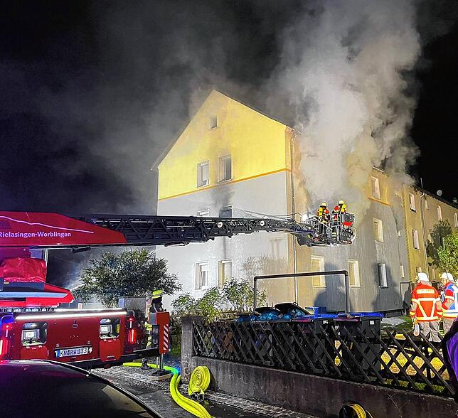 Bei einem Feuer in der Worblinger Straße wurde ein Wohnhaus unbewohnbar.
