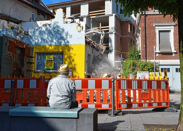 Abbruch live: Immer wieder stoppen Passanten in der Hauptstraße und schauen den Abrissarbeiten zu.