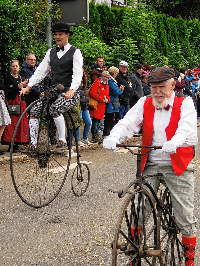 Wenn der Vater mit dem Sohne eine Reise tut. Hier sind Thomas und Hubert Obergefell hoch auf dem historischen Rad in Brigachtals Straßen ...
