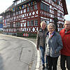 Diese enge, unübersichtliche Kurve in Dingelsdorf war schon oft Grund für Unfälle. Die Anwohner Rita und Fritz Kegel (hier mit ...