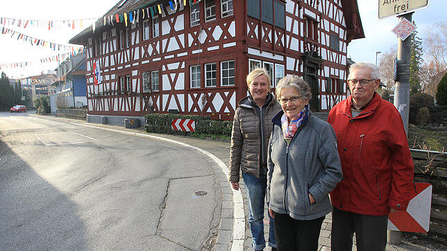 Diese enge, unübersichtliche Kurve in Dingelsdorf war schon oft Grund für Unfälle. Die Anwohner Rita und Fritz Kegel (hier mit ...