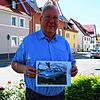 Michael Böhm hält ein Foto eines VW Derby in den Händen. Das Modell kommt seinem allerersten Wagen sehr nah. Böhm bezeichnet das Auto ...