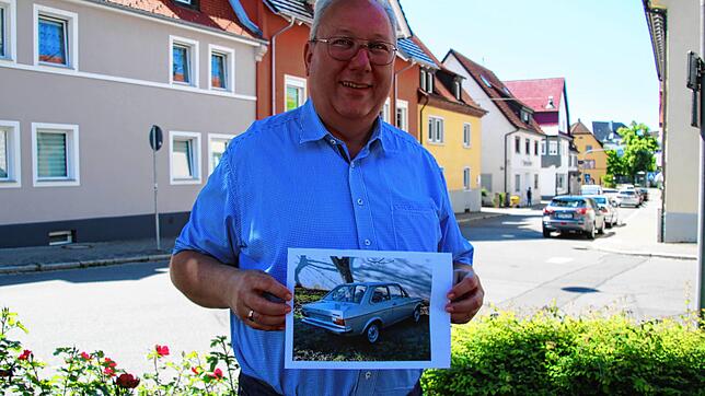 Michael Böhm hält ein Foto eines VW Derby in den Händen. Das Modell kommt seinem allerersten Wagen sehr nah. Böhm bezeichnet das Auto ...