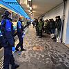 Schweizer Zoll kontrolliert einreisende Flüchtlinge am Bahnhof Buchs.