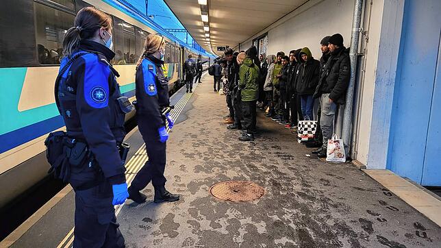 Schweizer Zoll kontrolliert einreisende Flüchtlinge am Bahnhof Buchs.