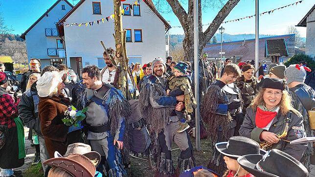 Auf dem Rathausvorplatz ging es bei strahlendem Sonnenschein und mit „Wein, Weib und Gesang“ wie auf einem Mittelaltermarkt zu.