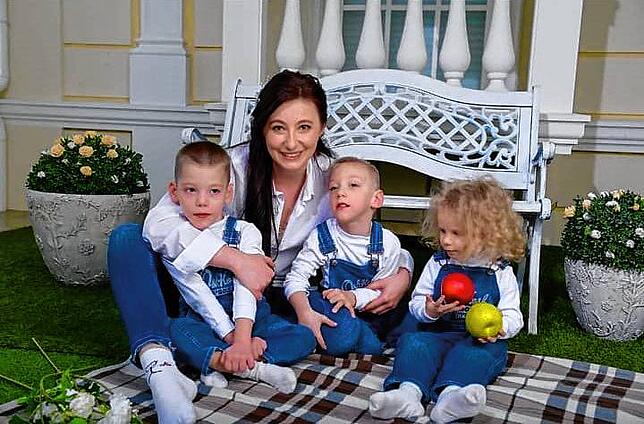 Olena Stepura zusammen mit ihren drei jüngeren Kindern in ihrem Haus in der Nähe von Cherson gelegenen Haus. Es ist inzwischen zerstört.