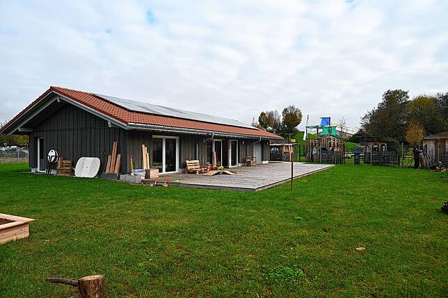 Die Schutzhütte des Naturkindergartens mit insgesamt rund 140 Quadratmeter Nutzfläche. Im Hintergrund der Außenbereich des benachbarten ...