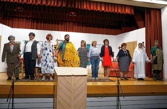 Die Theatergruppe der Katholischen Frauengemeinschaft Tiengen wird nach der Premieren-Aufführung der Komödie „Der ledige Bauplatz“ vom ...