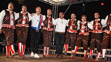 Der glückliche Bockgewinner Felix Schreiner (Dritter von links) tanzt ausgelassen mit Waldshuter Junggesellen und Bockgötti Markus Berst ...