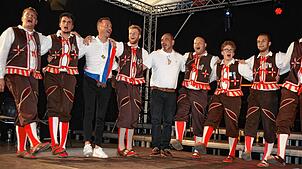 Der glückliche Bockgewinner Felix Schreiner (Dritter von links) tanzt ausgelassen mit Waldshuter Junggesellen und Bockgötti Markus Berst ...
