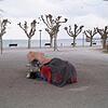 Im Stadtgarten pfeift der Wind besonders eisig vom See her. Und trotzdem haben ein paar obdachlose Menschen hier ihre Nachtlager ...