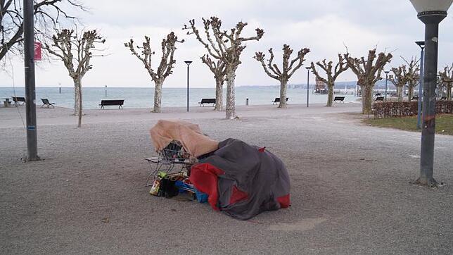 Im Stadtgarten pfeift der Wind besonders eisig vom See her. Und trotzdem haben ein paar obdachlose Menschen hier ihre Nachtlager ...