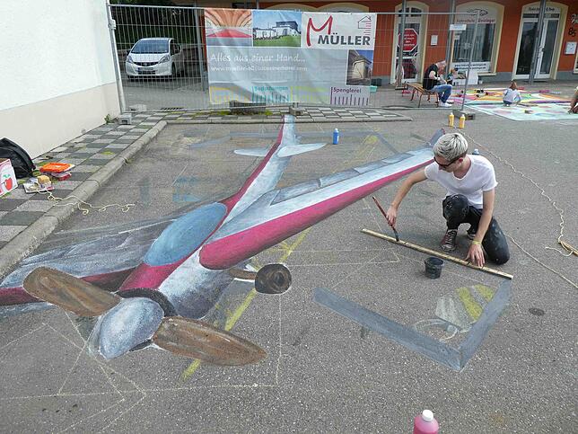 Zu den jungen 3D-Malern zählt Maximilian Ettl aus Villingen-Schwenningen. Jeder Strich muss sitzen, er nimmt genau Maß. Bild: Bernhard Lutz