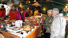 Flohmarkt-Schätze in rauen Mengen gab es im Zelt der Hasle Maale.