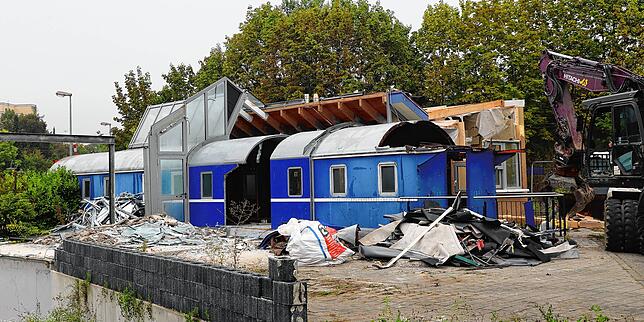 Der ehemalige Pizza-Bahnhof in der Riedstraße am Bahnhof Wollmatingen wird gerade abgerissen.
