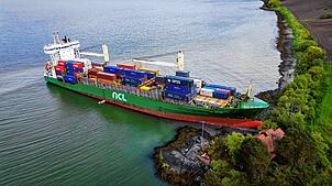 In Norwegen landet ein 135 Meter langes Containerschiff in einem Garten und verfehlt somit nur knapp ein Wohnhaus an der Küste.