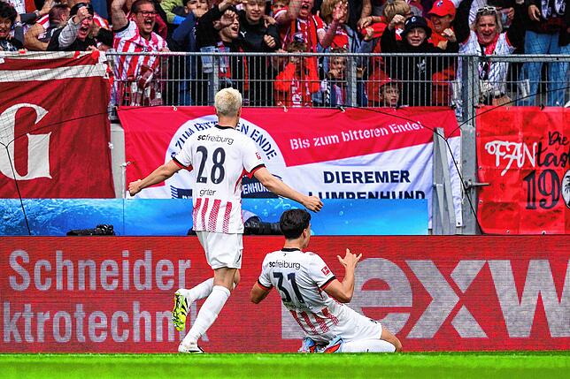 Igor Matanovi· (r, SC Freiburg) jubelt nach seinem Tor zum 3:1 mit Matthias Ginter (SC Freiburg).