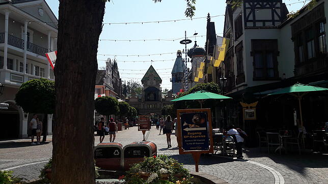 Bild 3: Ich habe panische Angst vor dem Achterbahnfahren. Trotzdem bin ich im Europapark in eine eingestiegen