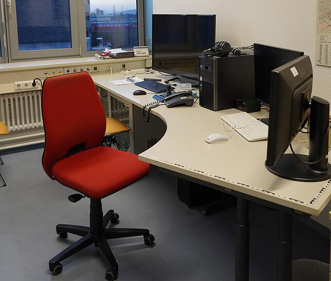 In einem Nebenraum können Beamte dem Gespräch folgen und Instruktionen geben.