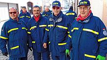 Auch Egon Auberle, Claus Geiselhardt,Bernd Scholl und Herbert Goger helfen bei der Umzugsabsicherung, hier am Schmotzige Dunschtig, mit.