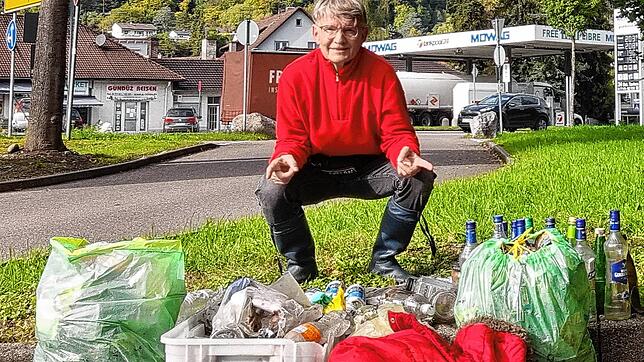 Andreas Otte zeigt das Sammelgut eines Tageseinsatzes aus dem Wäldchen beim Aldi-Parkplatz in Tiengen (Archivbild von 2022).