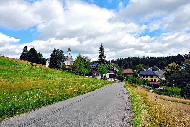 Der Ortsteil Urberg mit der Kirche.