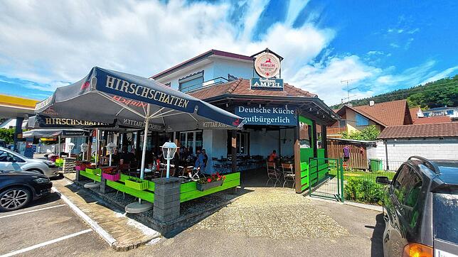 Das gutbürgerliche Gasthaus Ampel hat den Charme eines Truckstopps mit der Tankstelle direkt daneben und seiner Lage an der B31-alt – ...