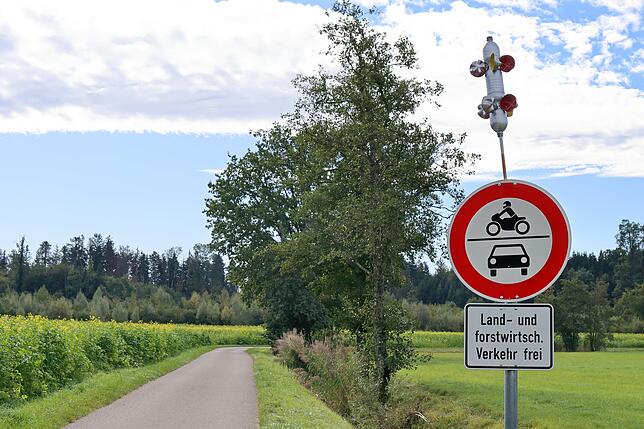 Die Abzweigung der Gemeindeverbindungsstraße aus Richtung Kluftern ist bereits für den öffentlichen Verkehr gesperrt.
