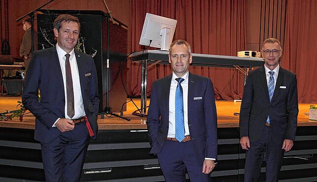 Der neue Vorstand der Raiffeisenbank Oberteuringen-Meckenbeuren (von links): Vorsitzender Hubert Probst, Dieter Wild, Robert Stephan und ...