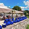 Urlaubsgefühle im Seeliebe Beach Club in Sipplingen: Gäste können ihre Getränke mit Blick auf den Bodensee und Sand zwischen den Füßen ...