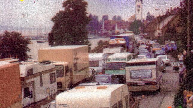 Stoßstange an Stoßstange: Bis in die 90er Jahre war dies ein vertrautes Bild auf der B 31 in den Ortsdurchfahrten von Ludwigshafen und ...
