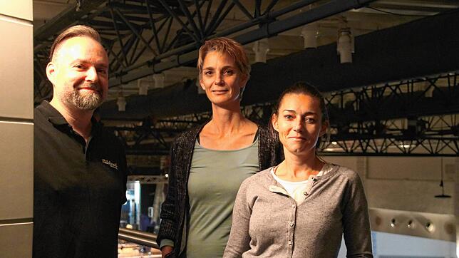 Steeven Steininger, Technischer Leiter des Milchwerks, sowie Leiterin Tanja Adamski und Architektin Olesja Hepting (von links) unter der ...