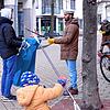 Arslan Tahir (Mitte) koordiniert die Aktion und packt selbstverständlich auch mit an.