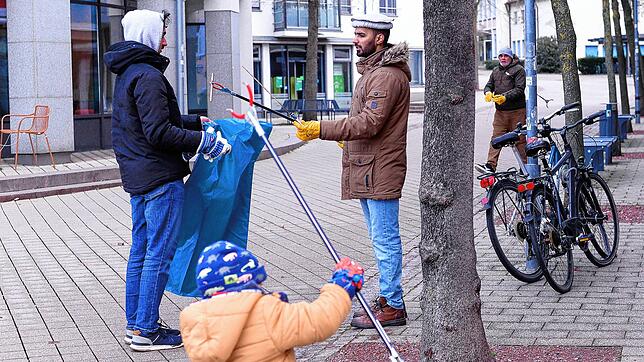 Arslan Tahir (Mitte) koordiniert die Aktion und packt selbstverständlich auch mit an.