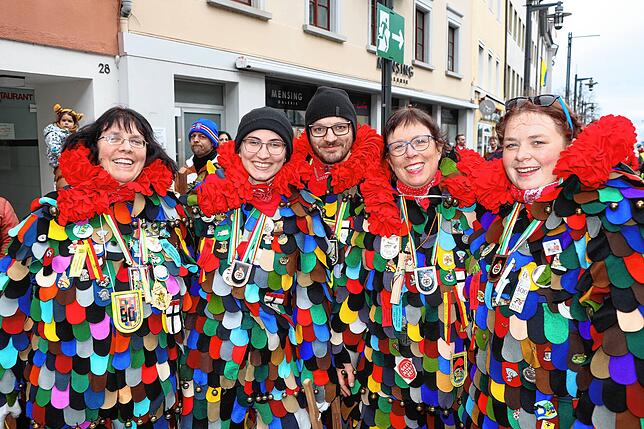 Bild 16: Schmotziger Dunschtig 2024: Auf und vor der Marktstätten-Bühne gibt es kein Halten mehr