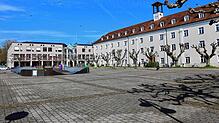 An Schatten ist auf den Konstanzer Plätzen &ndash; hier der Benediktinerplatz &ndash; mangelt es. Was will die Stadt tun, damit die ...