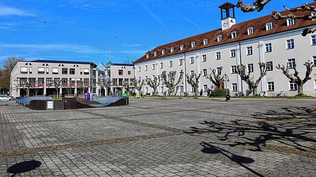 An Schatten ist auf den Konstanzer Plätzen &ndash; hier der Benediktinerplatz &ndash; mangelt es. Was will die Stadt tun, damit die ...