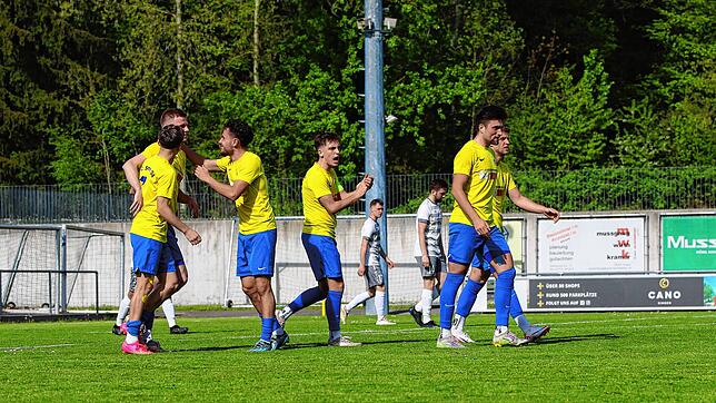 Der FC Singen jubelt nach dem 3:1-Erfolg über den SV Stadelhofen.