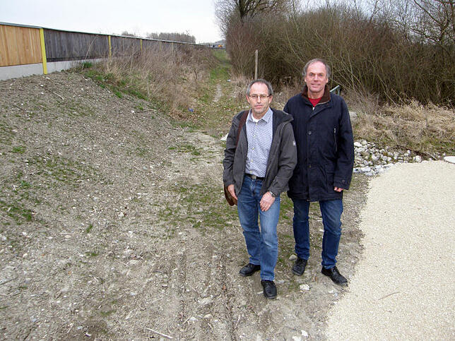 Michael Huber (links) und Burkhard Spitzhüttl von der Reichenauer Bürgerinitiative für einen befahrbaren Weg südlich der B 33 können ...