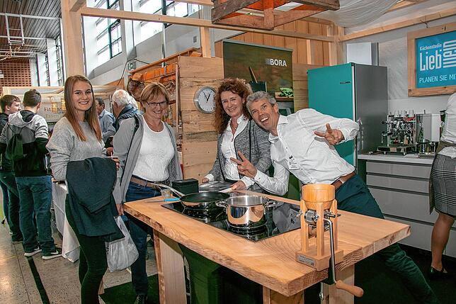 Beratung und Unterhaltung: Die Messe am Hochrhein macht Spaß. Das merkte man 2018 beim Stand des Lauchringer Küchenstudios Liebwein.