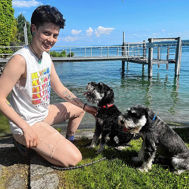 Aidan Kovacs-Perecz mit ihren beiden Zwergschnauzern Kokos (grau) und Berkenye (schwarz).