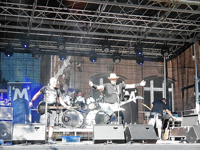 Die Band &bdquo;M: Metallica Tribute&ldquo; rockt ihr Publikum.