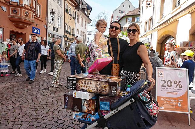 Voller Wagen: Dieses Paar aus Breitenfeld hat beim Sonntagsverkauf richtig „zugeschlagen“ und Spielsachen für ihre Kinder gekauft.