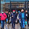 Kurz vor dem Lockdown: An den Einkaufstüten ist erkennbar, dass die Besucher der Innenstadt sich nicht nur im Cano umschauen, sondern ...