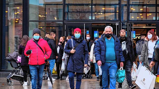 Kurz vor dem Lockdown: An den Einkaufstüten ist erkennbar, dass die Besucher der Innenstadt sich nicht nur im Cano umschauen, sondern ...