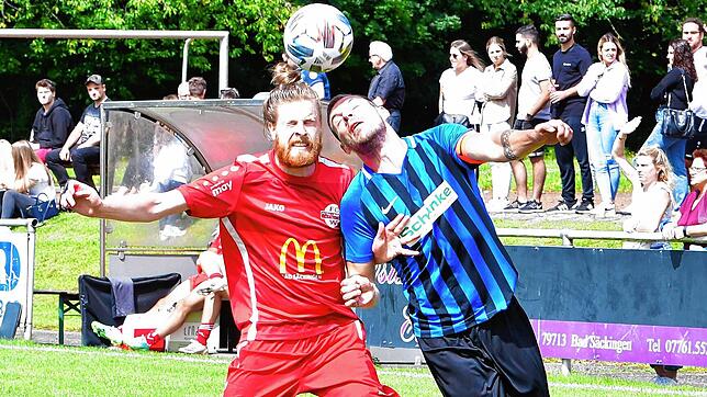 Derby am Ostermontag: Marco Weimann (links) ist mit dem FC Wallbach im Nachholspiel zu Gast bei der SG FC Wehr/Brennet und wird sich ...