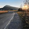 Hier an der viel genutzten Sportplatzstraße ist es in den Abendstunden sehr finster. Derzeit wird geprüft, ob Solarleuchten das Problem ...